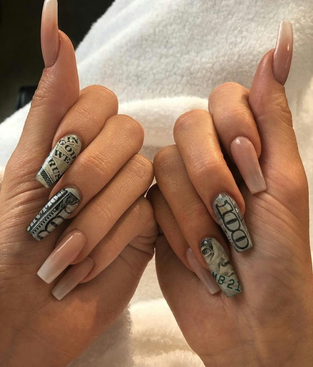 Bước vào thế giới của người nổi tiếng với những mẫu móng Kylie Jenner