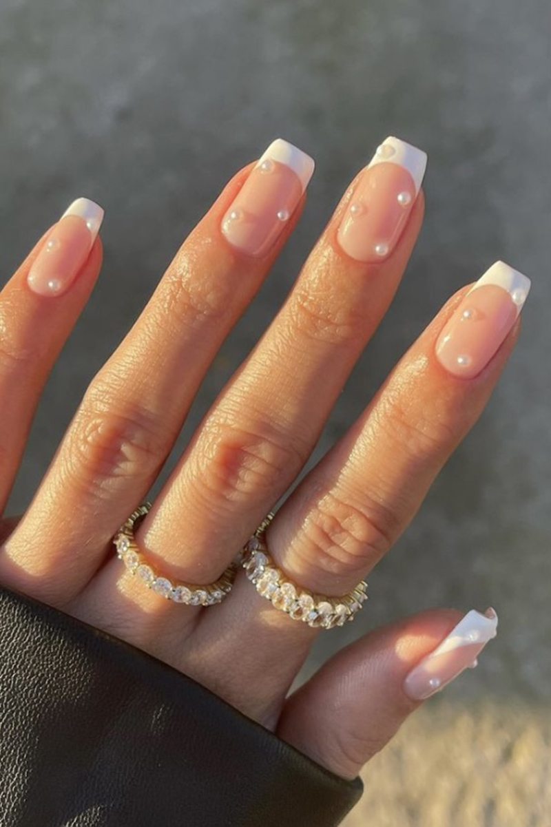 Hãy để đôi tay của bạn nói lên sự quý phái và tinh tế với bộ nail đính ngọc trai này! 💅💖