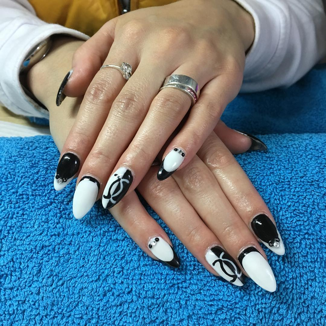 Elegant chanel-inspired nail designs — design 21