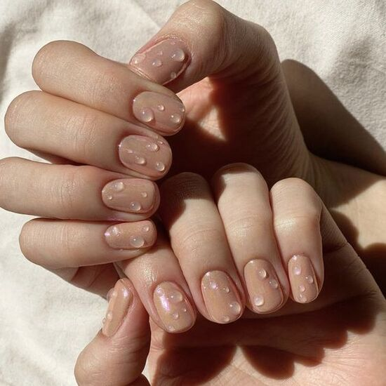 Một trong những kiểu nail nổi bật là nail bài , những đường nét tinh tế và độc đáo tạo ra một diện mạo mới lạ cho đôi bàn tay.
