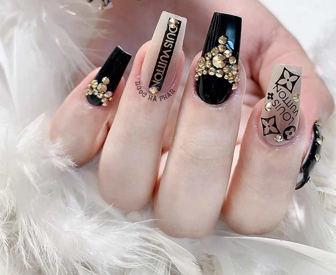 Elegant chanel-inspired nail designs — design 49