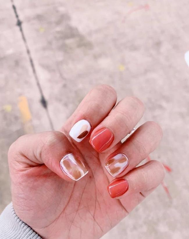 Milky tea-colored nail designs — design 18