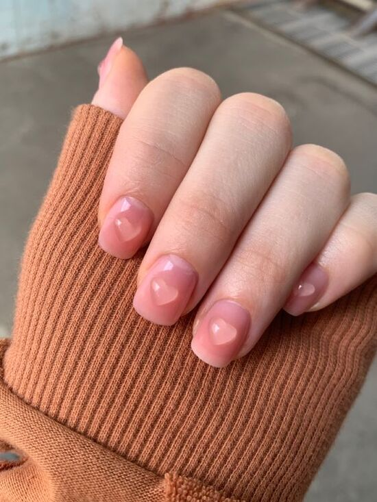 Một trong những kiểu nail nổi bật là nail bài , những đường nét tinh tế và độc đáo tạo ra một diện mạo mới lạ cho đôi bàn tay.