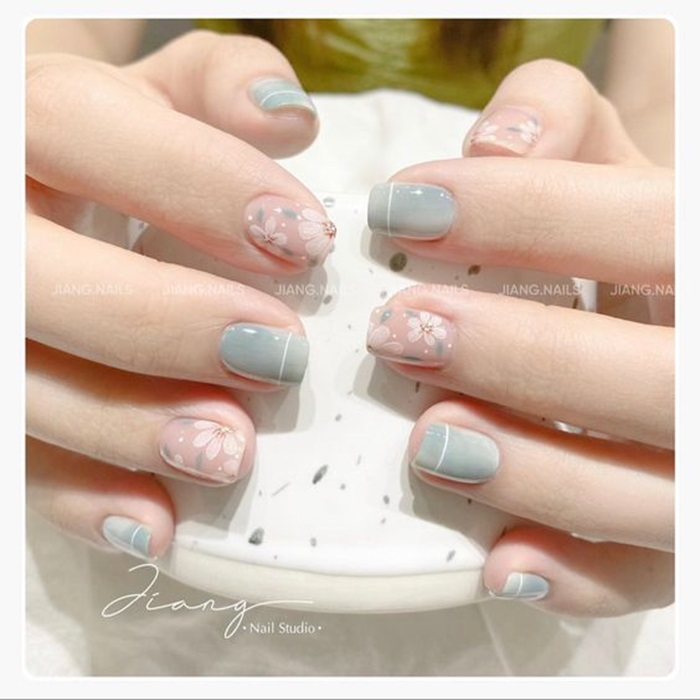 Mẫu nail vẽ hoa đơn giản với sự kết hợp giữa màu xanh, hồng và trắng