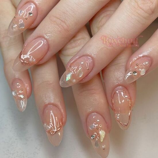 Một trong những kiểu nail nổi bật là nail bài , những đường nét tinh tế và độc đáo tạo ra một diện mạo mới lạ cho đôi bàn tay.