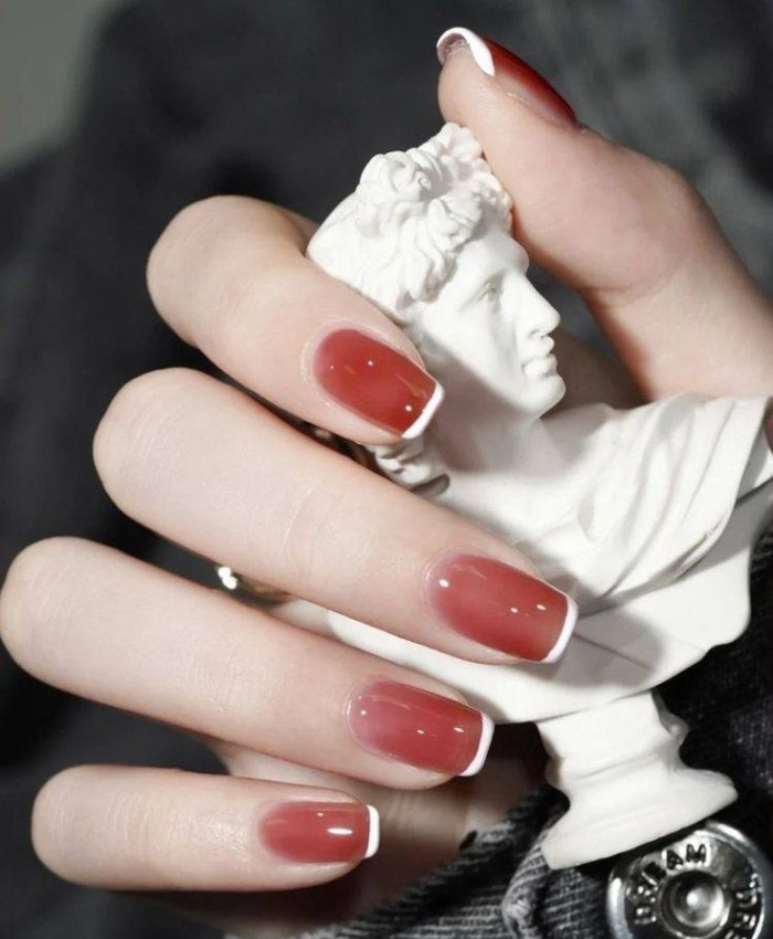 Nail ombre đỏ kẻ viền trắng tinh tế