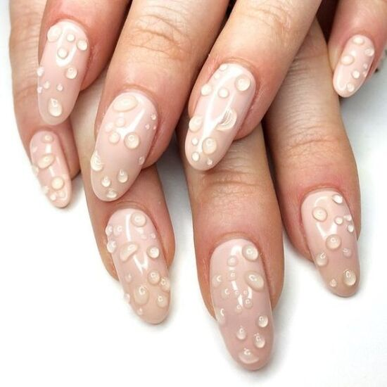 Một trong những kiểu nail nổi bật là nail bài , những đường nét tinh tế và độc đáo tạo ra một diện mạo mới lạ cho đôi bàn tay.