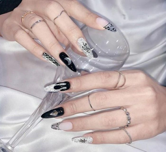 Black and white nails combined with pointed nails