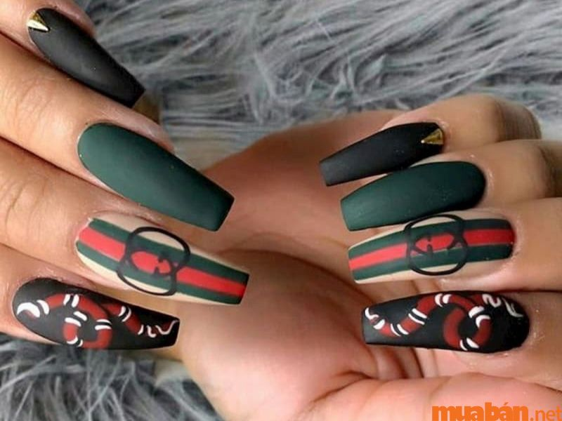 Luxury gucci-inspired nail designs — design 8