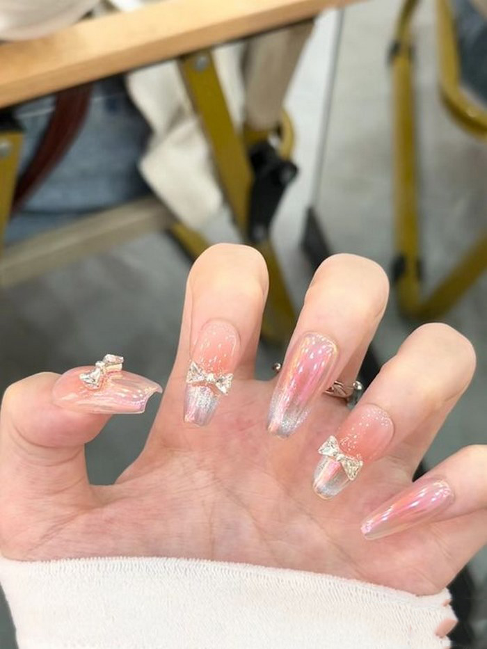 Nails with pink bows attract all eyes