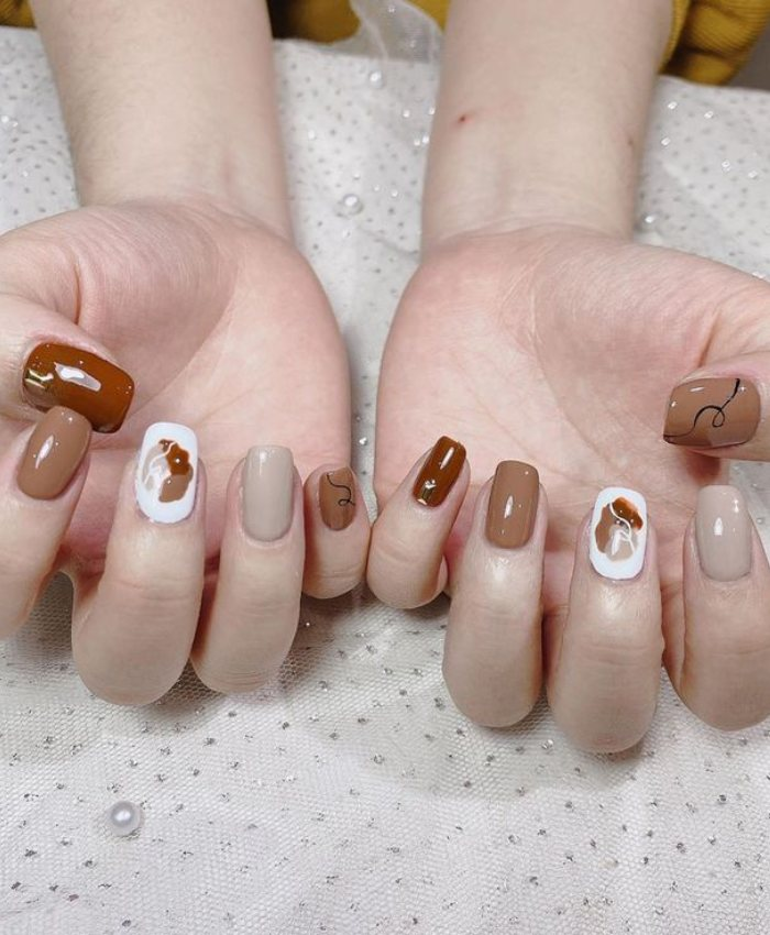 Nail nâu đậm nhạt hoạ tiết trừu tượng mang tính nghệ thuật lạ mắt