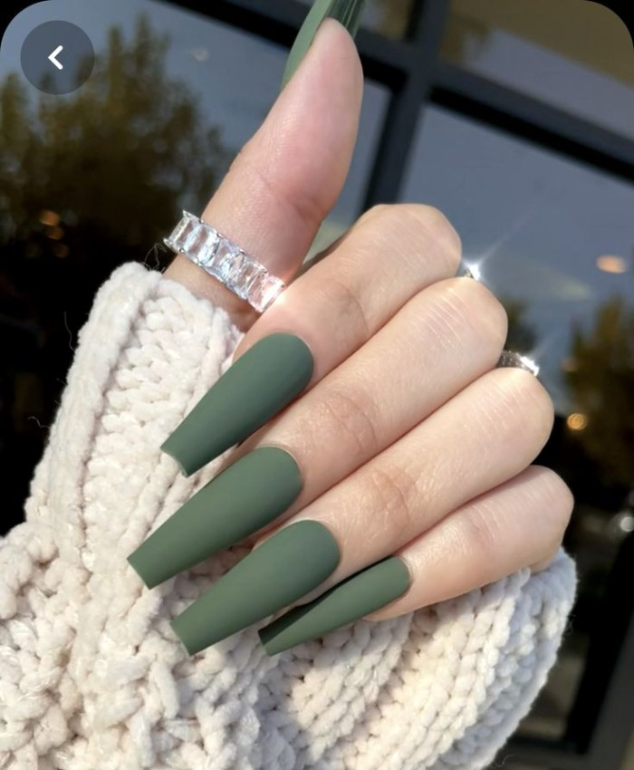 Xanh ghi là màu nail đơn giản sang trọng cho da ngăm