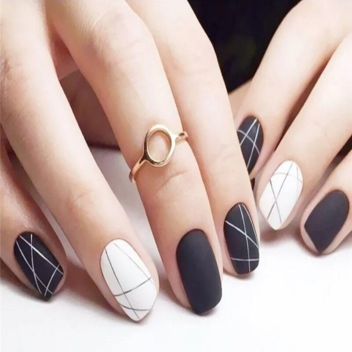 Round black and white nail design combined