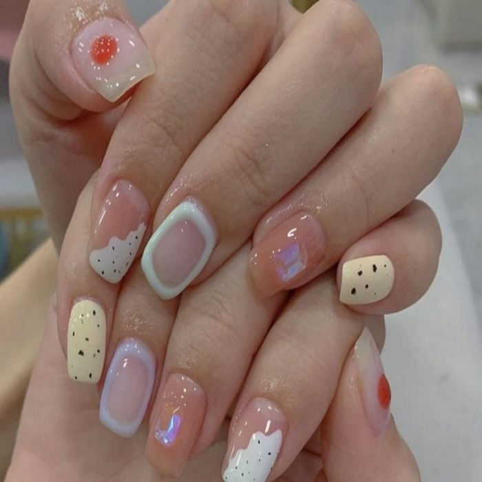 Short nails with polka dots