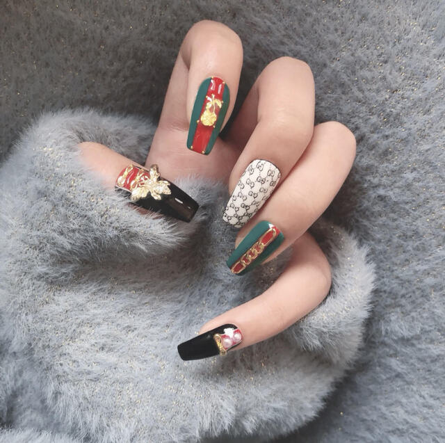 Luxury gucci-inspired nail designs with elegant styling — design 17