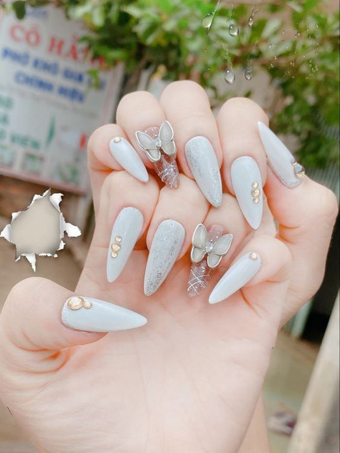 Share beautiful white nail designs combined with outstanding charm