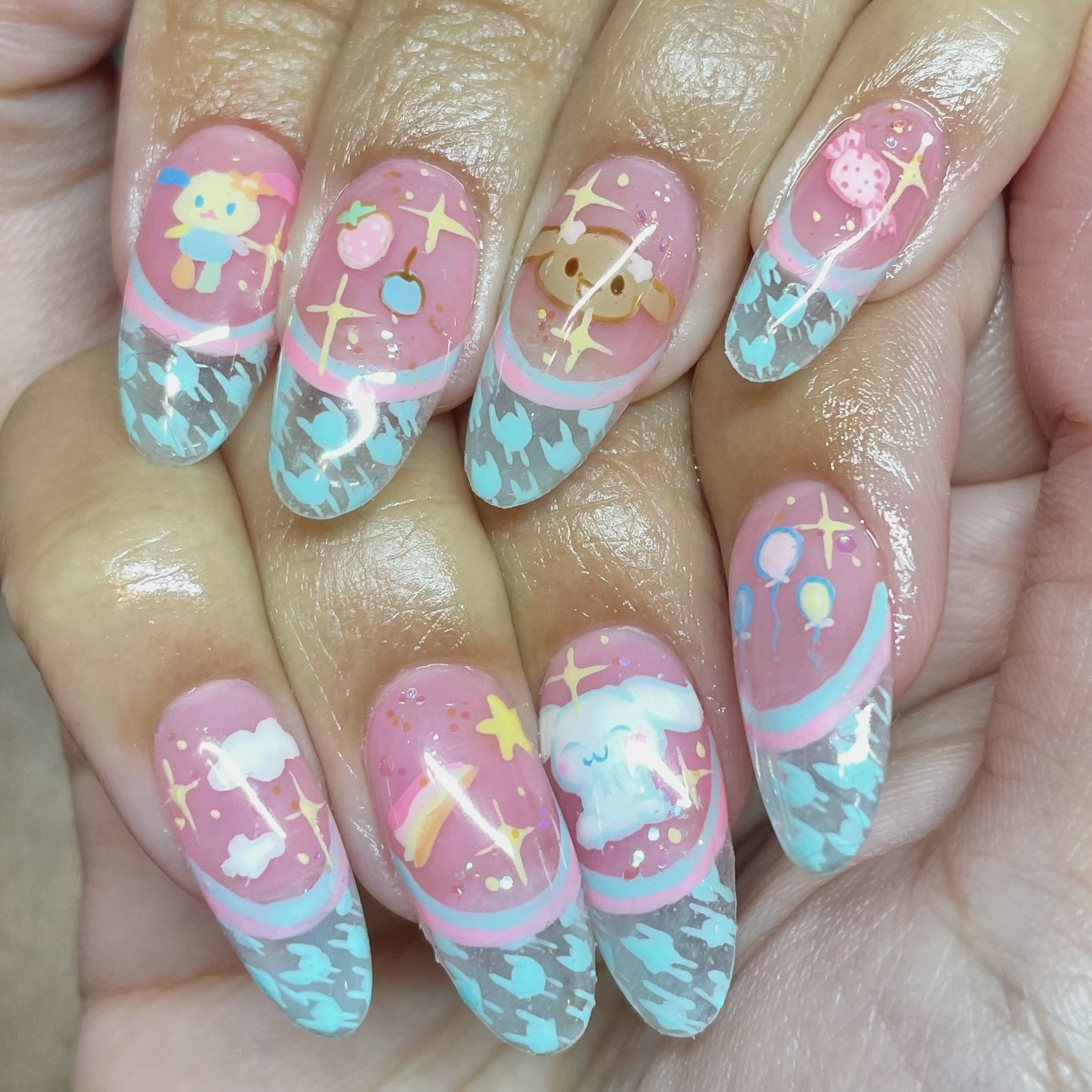 シナモロールの色鮮やかな絵を指先に再現し、華やかなネイルに仕上げました。