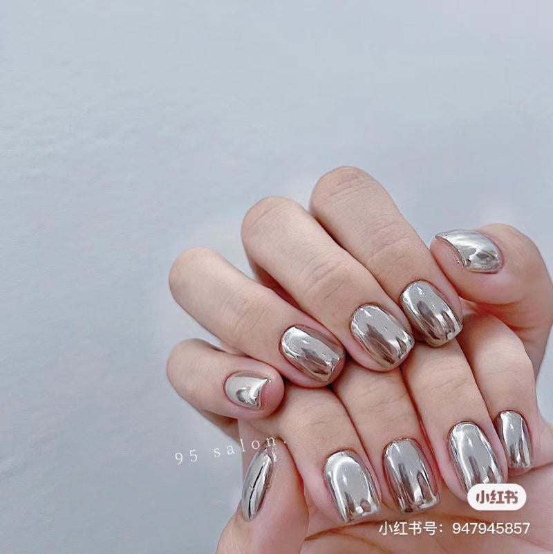 Stand out from the crowd with these silver nails! โจ๐ #SilverNails