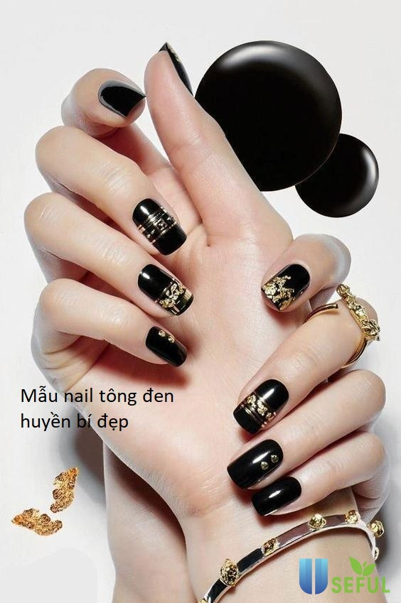 Đẳng cấp và sang trọng được thể hiện qua mẫu móng đỏ đen, làm say đắm mọi ánh nhìn