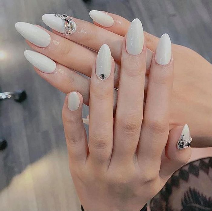 Collection of beautiful white nail designs for your reference