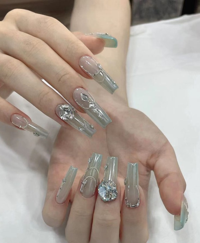 Màu móng cho da ngăm sử dụng màu xanh nhạt đính đá lấp lánh