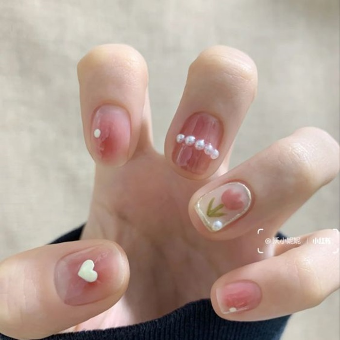Nail hoa tulip kết hợp cùng đính đá ngọc trai, ấn tượng và nhẹ nhàng cho các nàng tham khảo