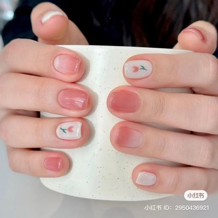 Mẫu nail hoa tulip đang được rất nhiều cô nàng yêu thích