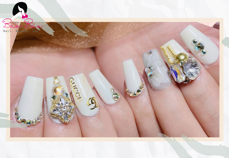 Luxury gucci-inspired nail designs with elegant styling — design 34