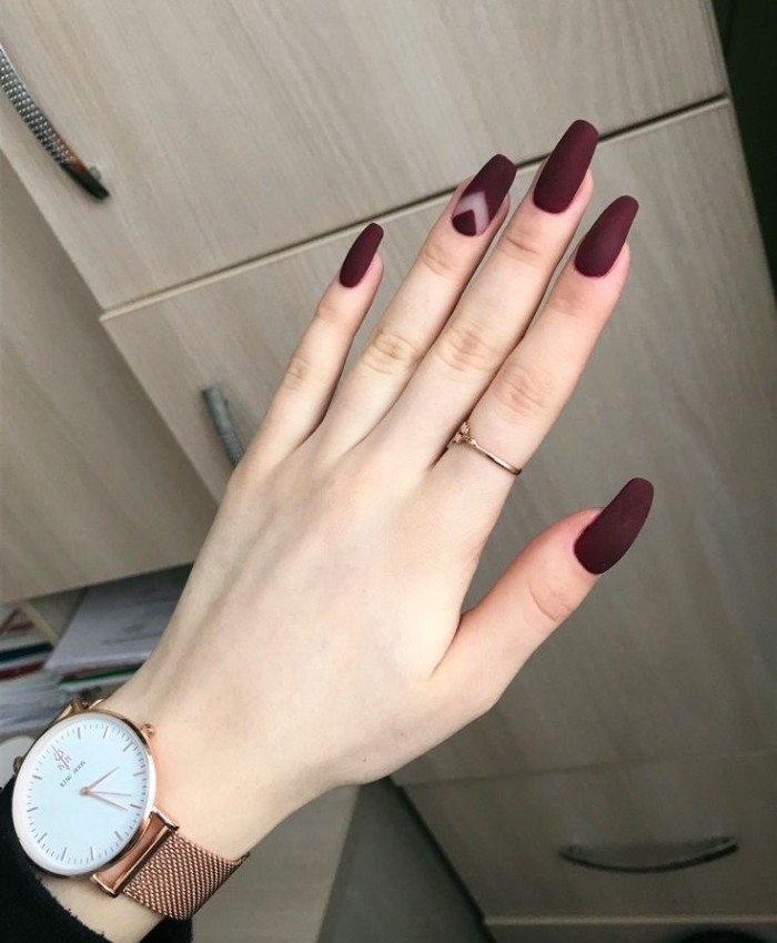 Mẫu nail dành cho da ngăm màu đỏ rượu vang
