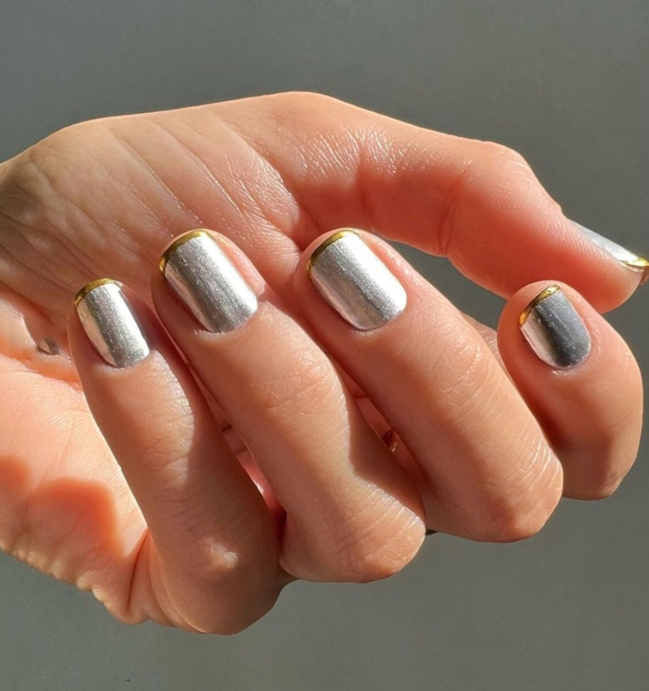 Discover the charm of this silver nail design! ๐๐
#SilverNail