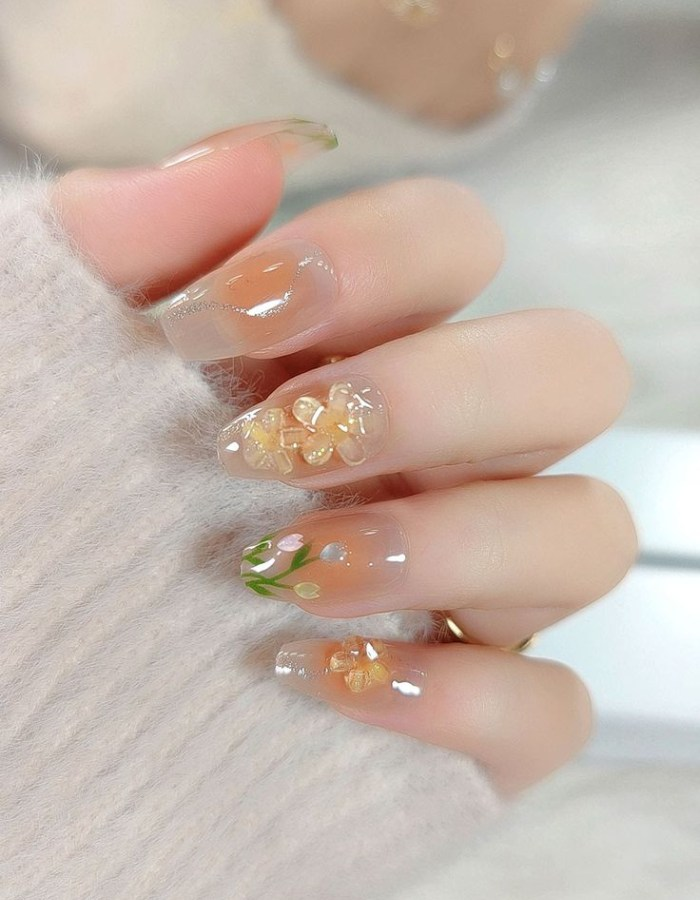 Beautiful jelly-colored nails with floral theme suitable for fall