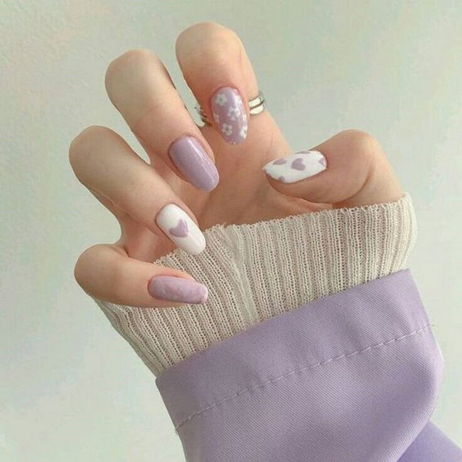 Một cách mới lạ để làm mới cho bộ móng của bạn với nail 2 màu