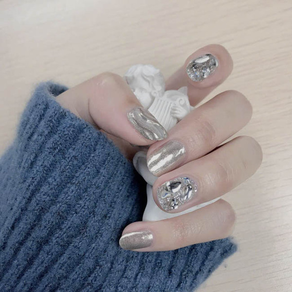 Elevate your style with the elegance of silver nails! โจ๐
#SilverNails