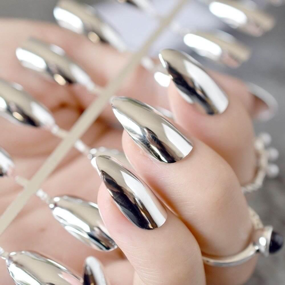 Express your personality and style with this silver nail set! ๐
๐ #SilverNailSet