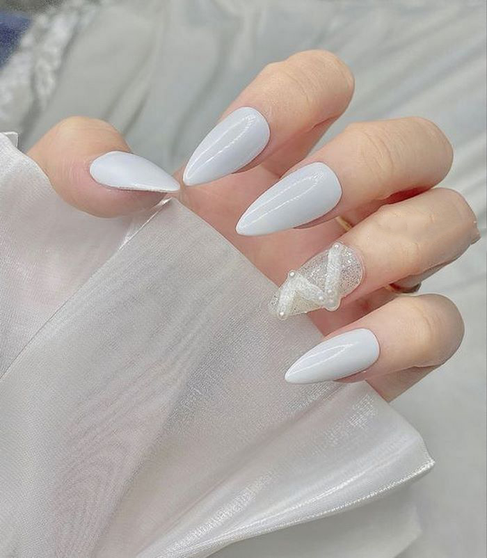 The nail color is simple but no less luxurious
