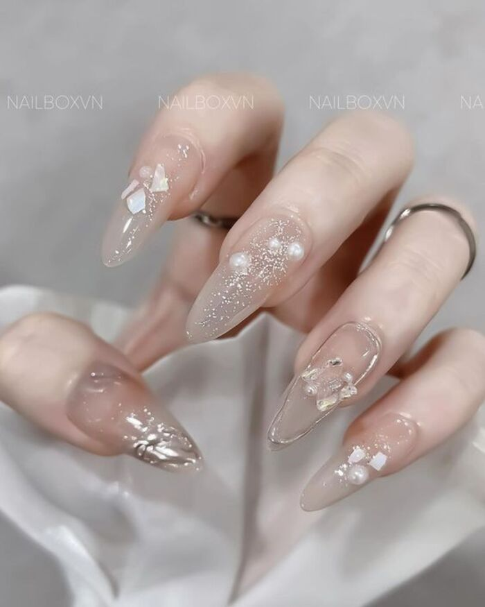 Long, pointed nails in sparkling clear color