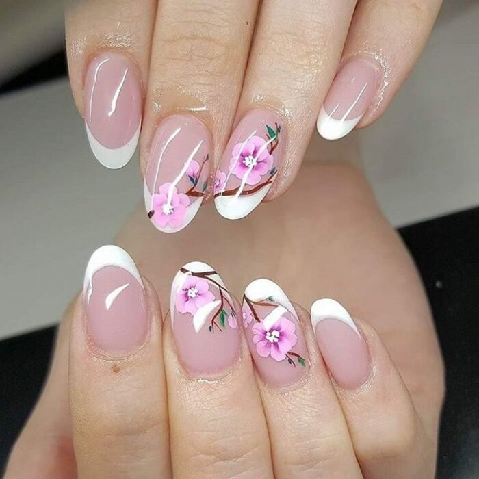 Nail hoa kết hợp french đầu trắng độc đáo và đẹp