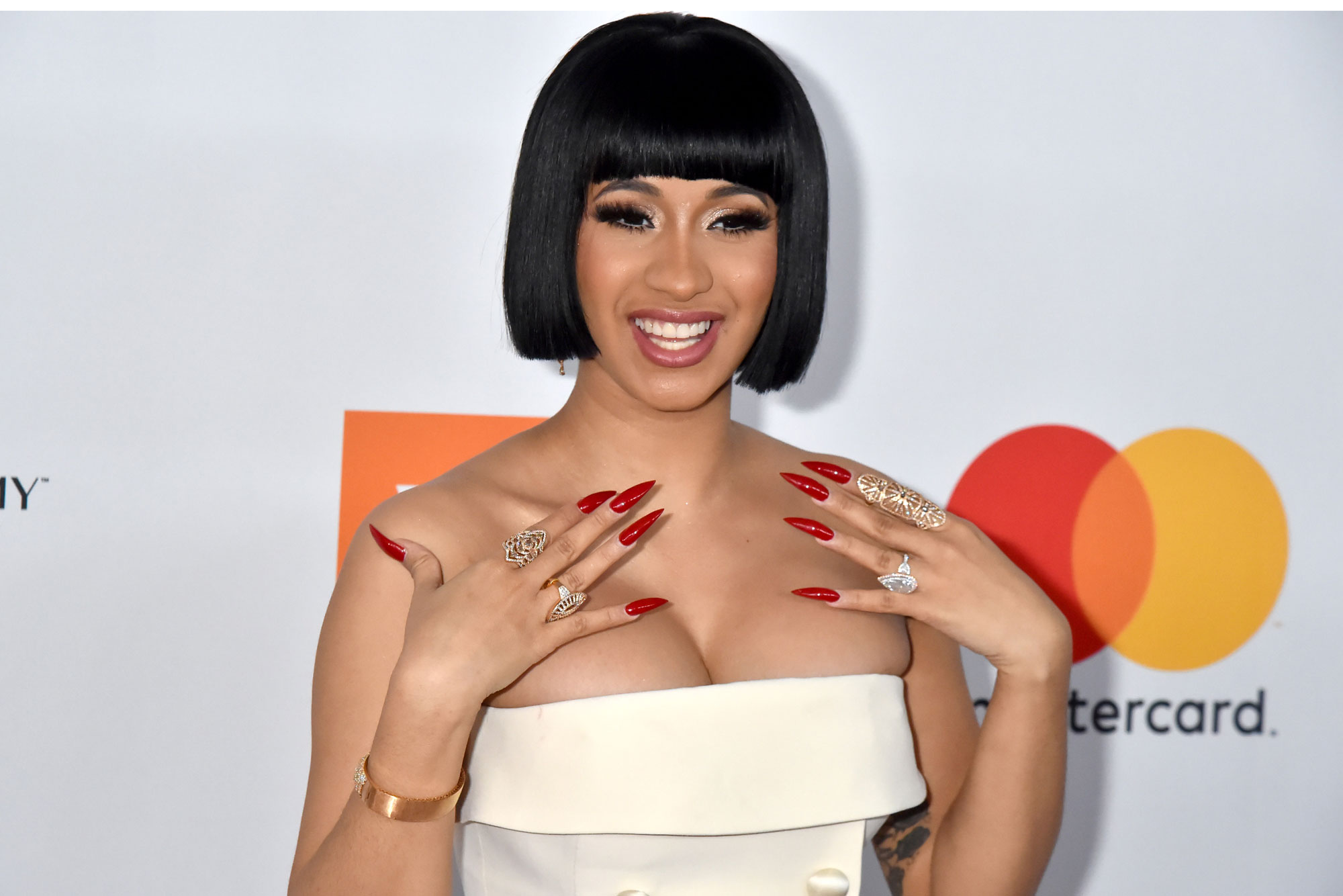 Thảo luận về xu hướng móng mới nhất với nail Cardi B làm nền tảng
