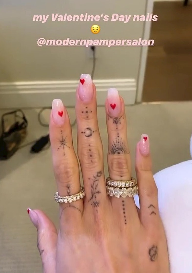 Khám phá các mẫu nail Hailey Bieber để tìm kiếm sự sáng tạo và độc đáo cho bộ móng của bạn, tạo ra phong cách riêng biệt và không thể nhầm lẫn
