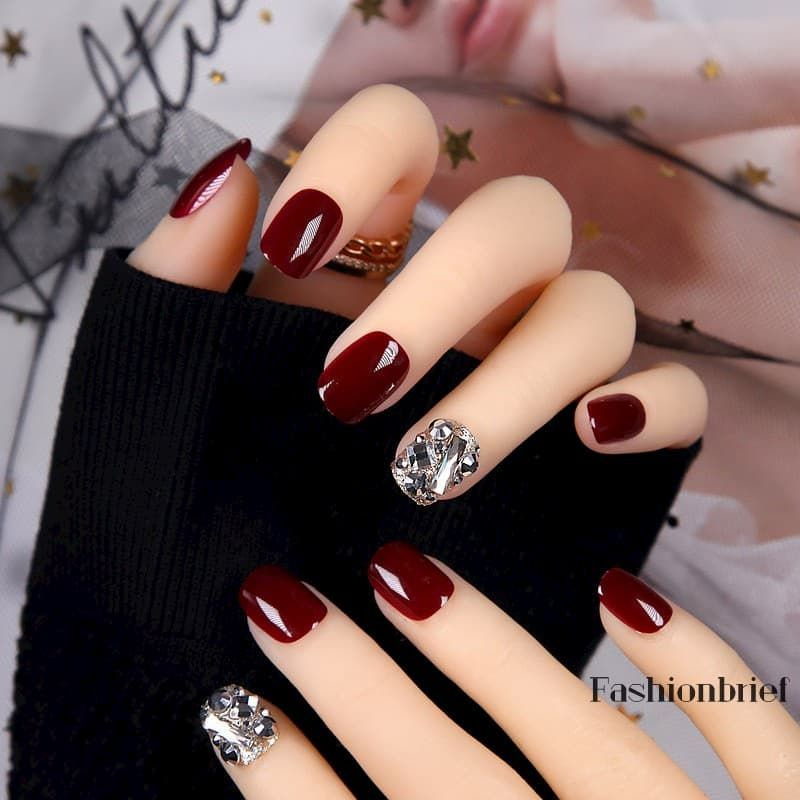 Một cảm giác mạnh mẽ và đầy sức sống, mẫu móng tay đỏ đen là cách hoàn hảo để tỏa sáng trong bất kỳ dịp nào