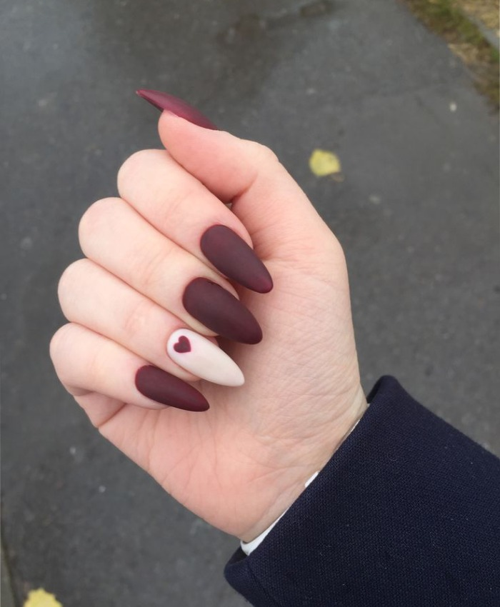 Đỏ tím phối trắng ấn tượng cho mẫu nail cho tay đen