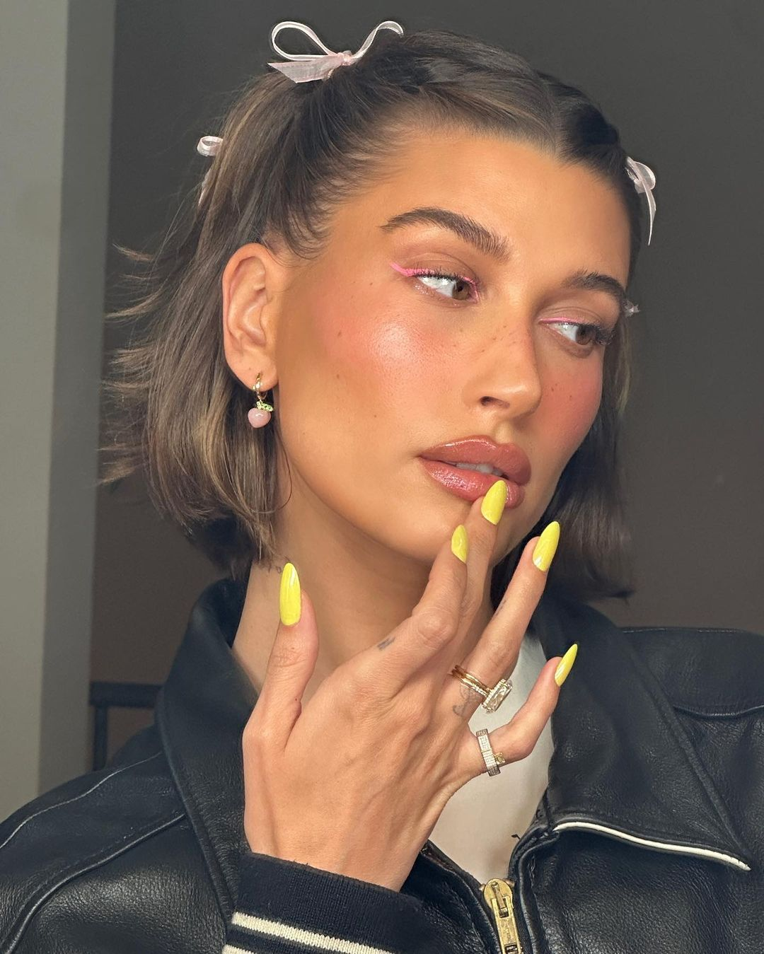Dù là kiểu nail đơn giản hay phức tạp, nail Hailey Bieber luôn là điểm nhấn hoàn hảo cho mọi trang phục và dịp khác nhau