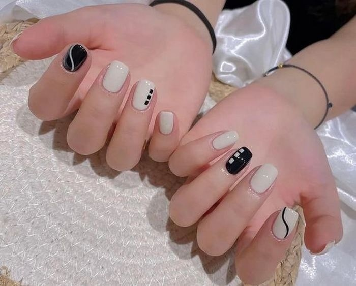 Painting on real nails is still uniquely beautiful when painted with these 2 simple colors