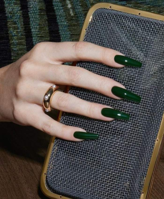 Xanh lá cây đậm là màu nail tôn da trắng phái nữ phải biết