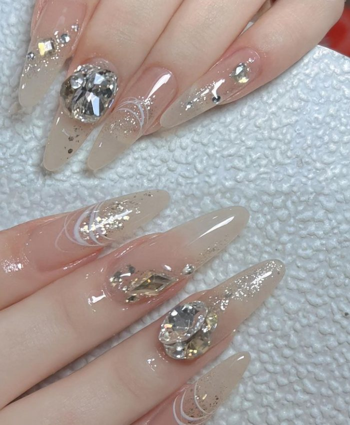 Nail trong đính đá giúp đôi tay thêm trắng sáng và tạo sự sang trọng