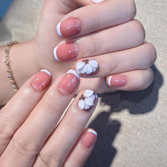 Nail style for the bride is pink with white petals