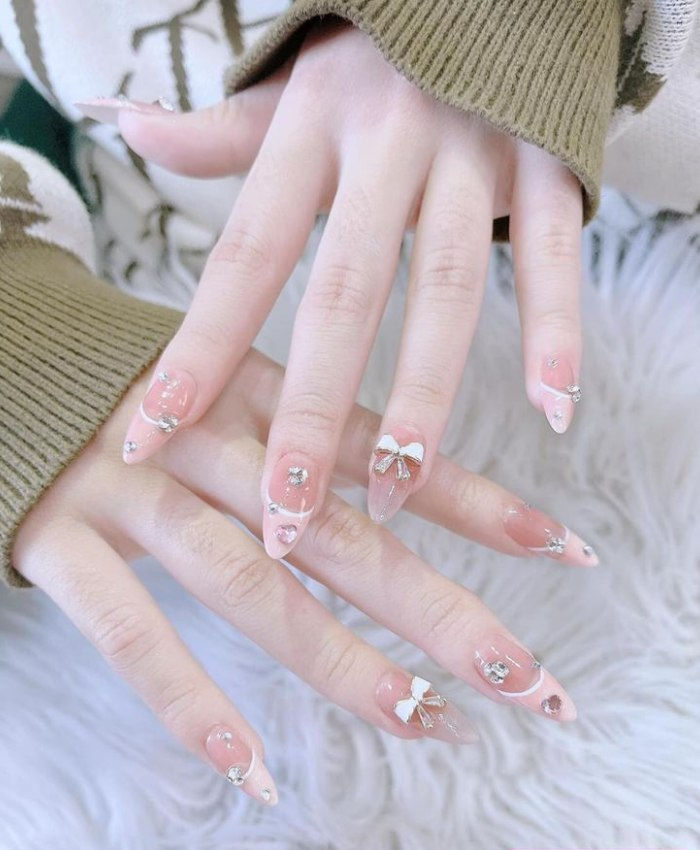 Màu hồng chắc chắn là màu sơn móng tay cho da ngăm không nên bỏ qua