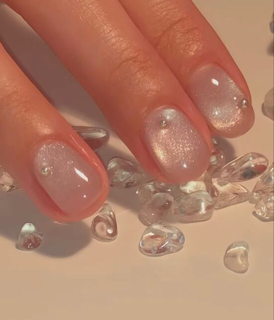 Một trong những kiểu nail nổi bật là nail bài , những đường nét tinh tế và độc đáo tạo ra một diện mạo mới lạ cho đôi bàn tay.
