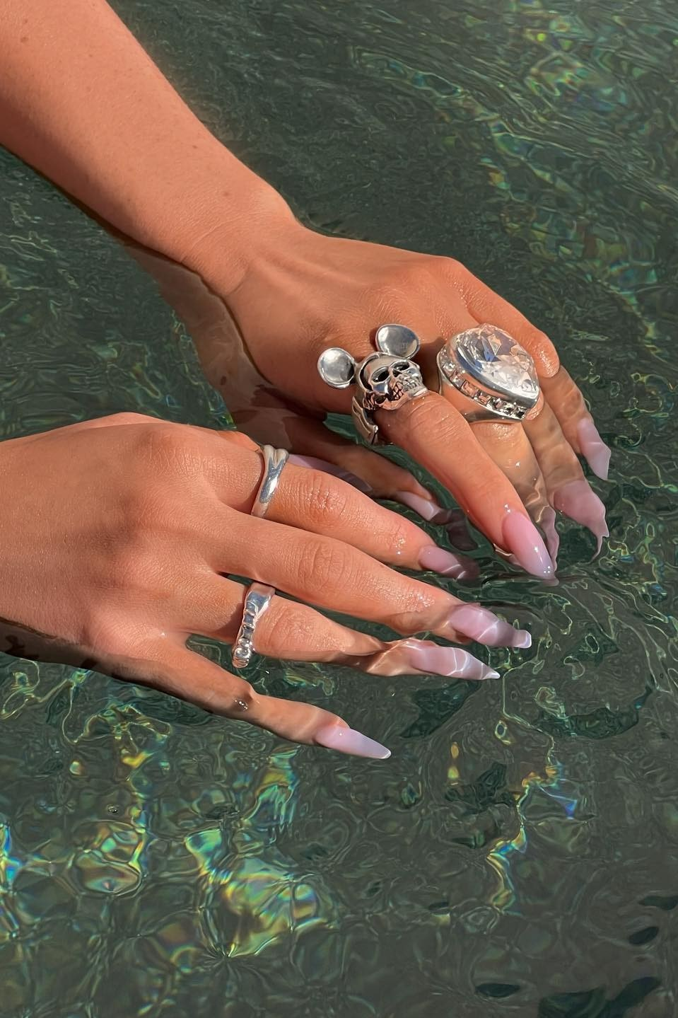 Bí mật làm đẹp được ẩn giấu trong từng đường nét của nail Kylie Jenner