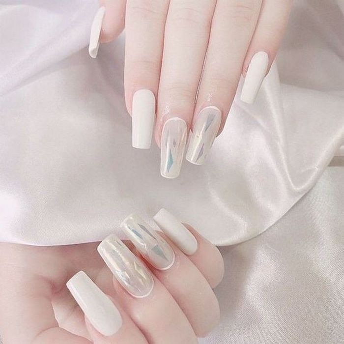 Combining mirror white tones is also a way to create a highlight